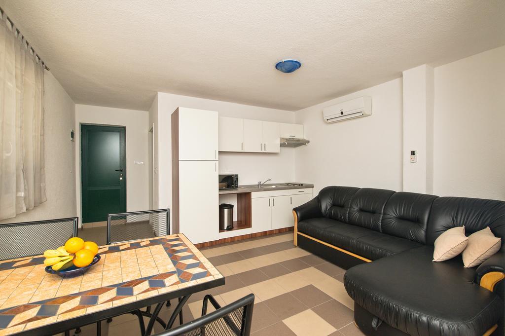 Apartment Afrika Makarska Esterno foto